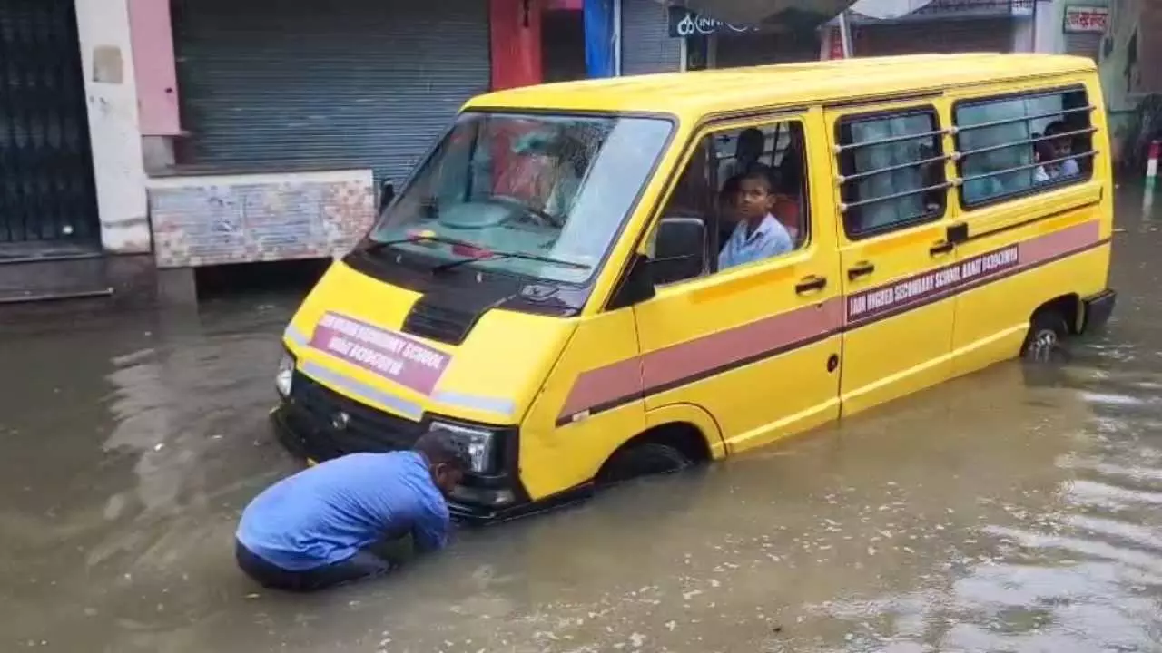 Shamli News: शामली में मूसलाधार बारिश का कहर, 500 घर जलमग्न, स्कूली वैन फँसी, करोड़ों का नुकसान
