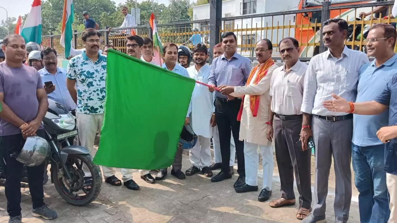 Raebareli News: रायबरेली में हर घर तिरंगा यात्रा के तहत निकली भव्य मोटरसाइकिल रैली