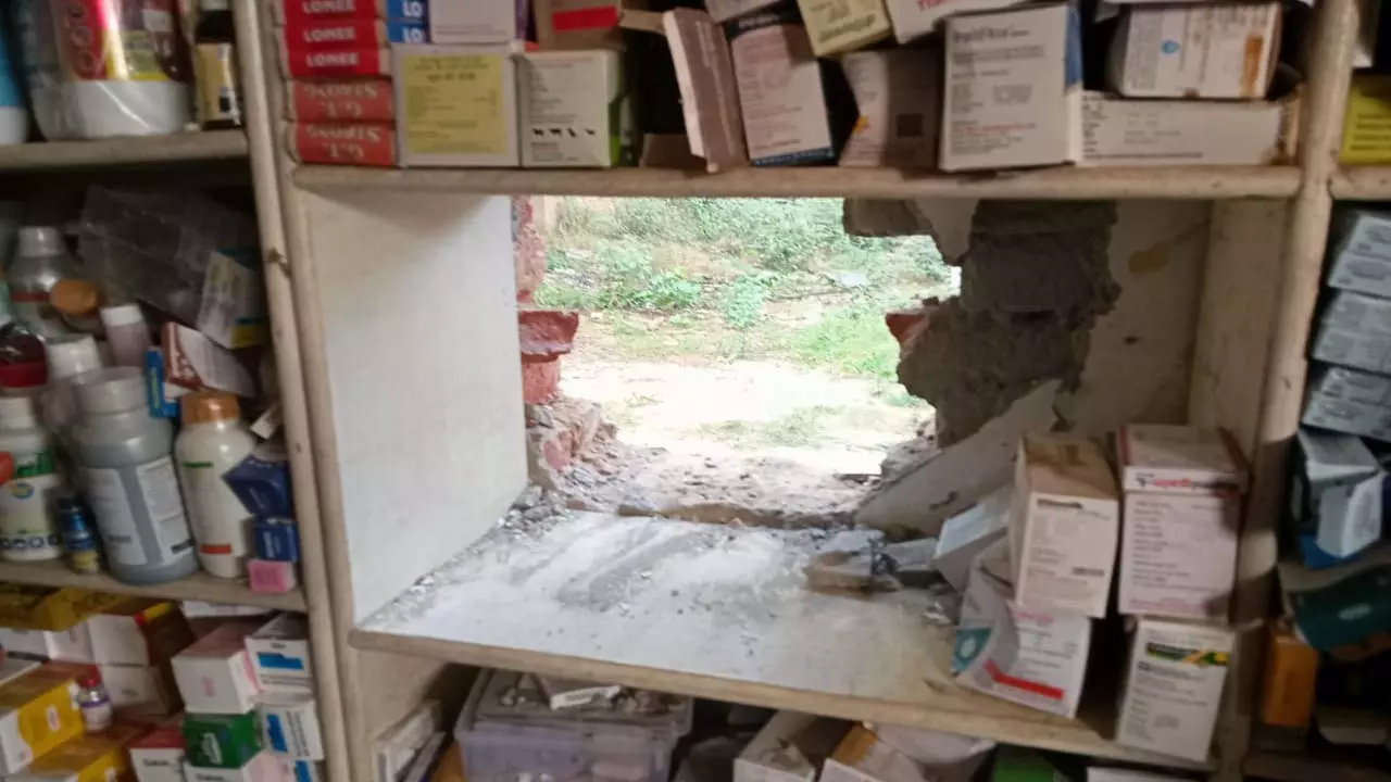 Hapur News: दिवाली से पहले मेडिकल स्टोर में सेंधमारी, पुलिस की चौकसी पर उठे सवाल Hapur News: दिवाली से पहले मेडिकल स्टोर में सेंधमारी, पुलिस की चौकसी पर उठे सवाल