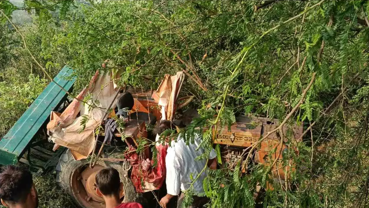 Jaluan News: अनियंत्रित ट्रैक्टर खाई में पलटा, किसान की मौत – महिला गंभीर रूप से घायल Jaluan News: अनियंत्रित ट्रैक्टर खाई में पलटा, किसान की मौत – महिला गंभीर रूप से घायल