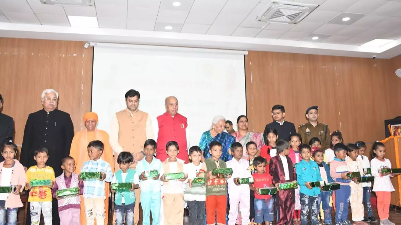 Siddharthnagar News: राज्यपाल आनंदी बेन पटेल ने सिद्धार्थनगर में आंगनबाड़ी संसाधन किट वितरित कर बच्चों की प्रतिभा को सराहा