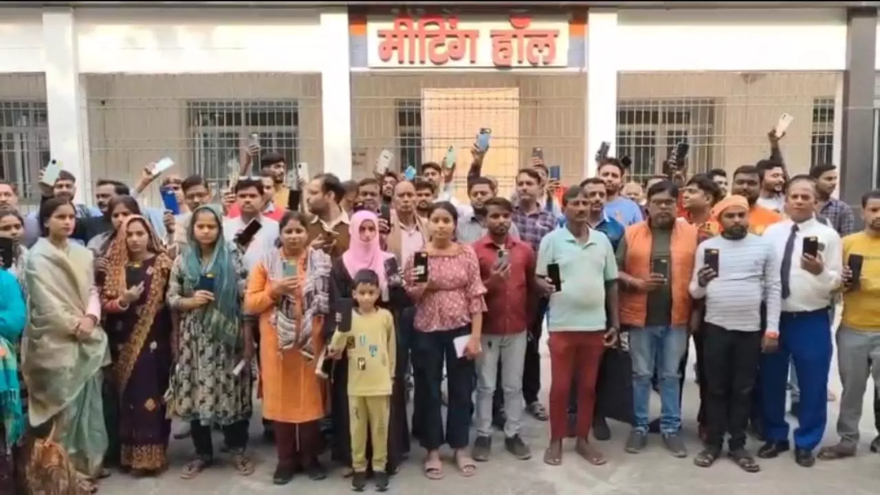 Etawah News: इटावा पुलिस 35 लाख के 101 मोबाइल बरामद कर असली मालिकों को लौटाए