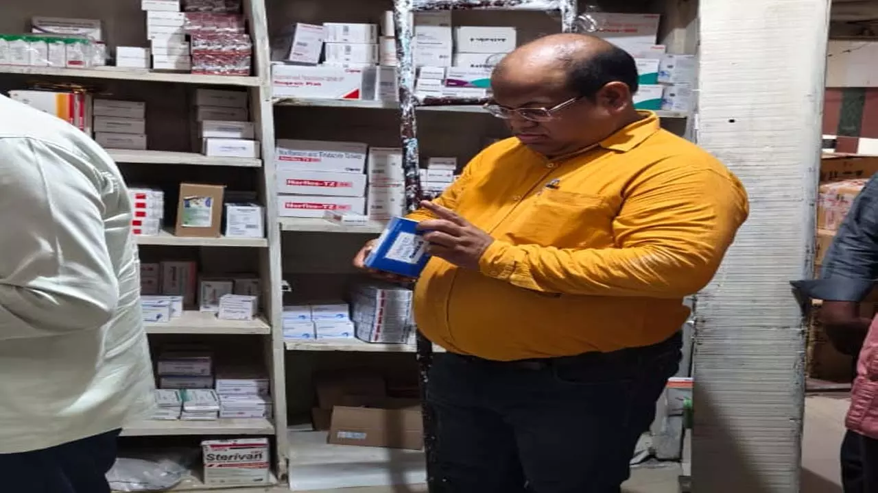 Siddharthnagar News: डुमरियागंज में साइकोट्रॉपिक दवाओं का बड़ा भंडाफोड़, मेडिकल स्टोर पर छापा