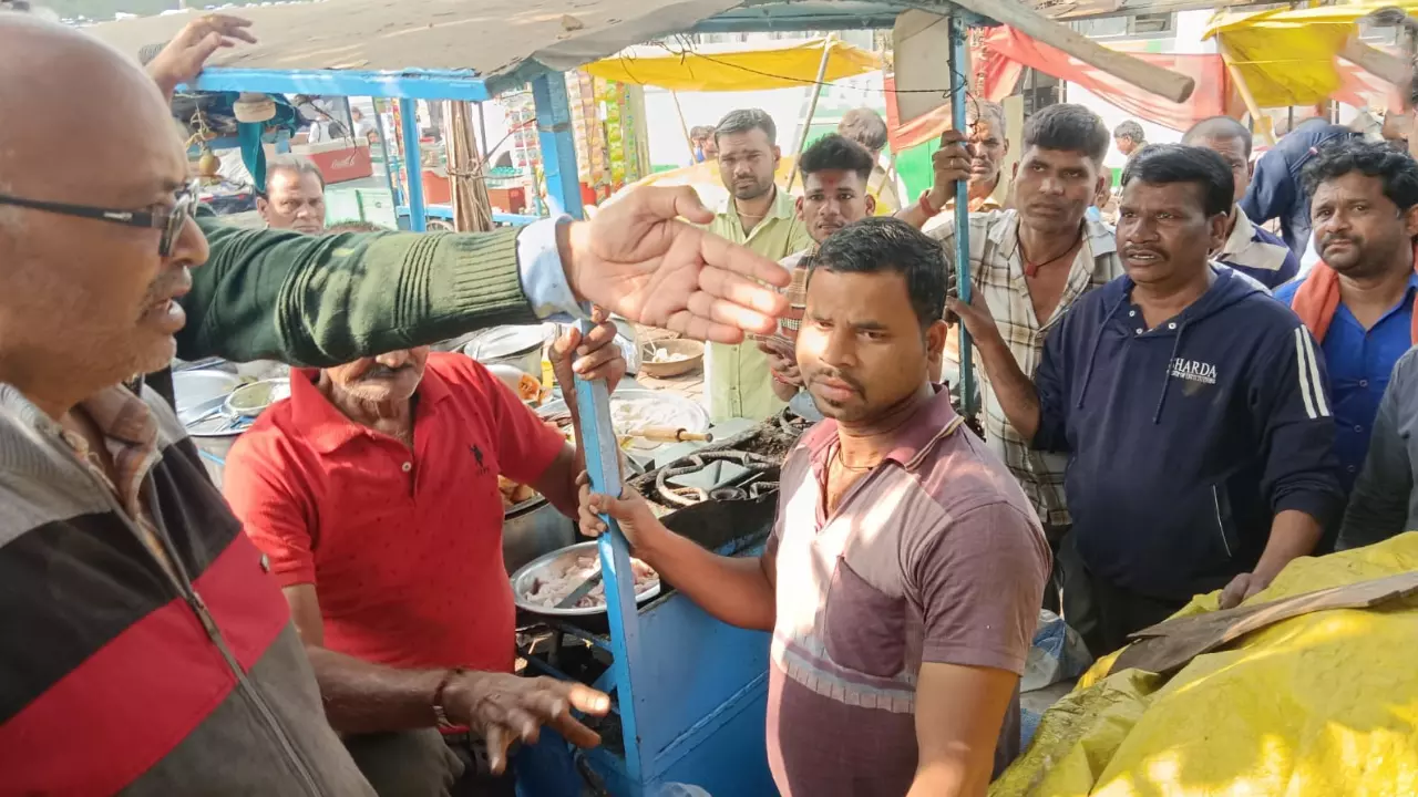 Jhansi News: कचहरी चौराहे से आरटीओ तक 76 फुटपाथ स्टॉल हटाए गए, ₹20,500 जुर्माना वसूला Jhansi News: कचहरी चौराहे से आरटीओ तक 76 फुटपाथ स्टॉल हटाए गए, ₹20,500 जुर्माना वसूला