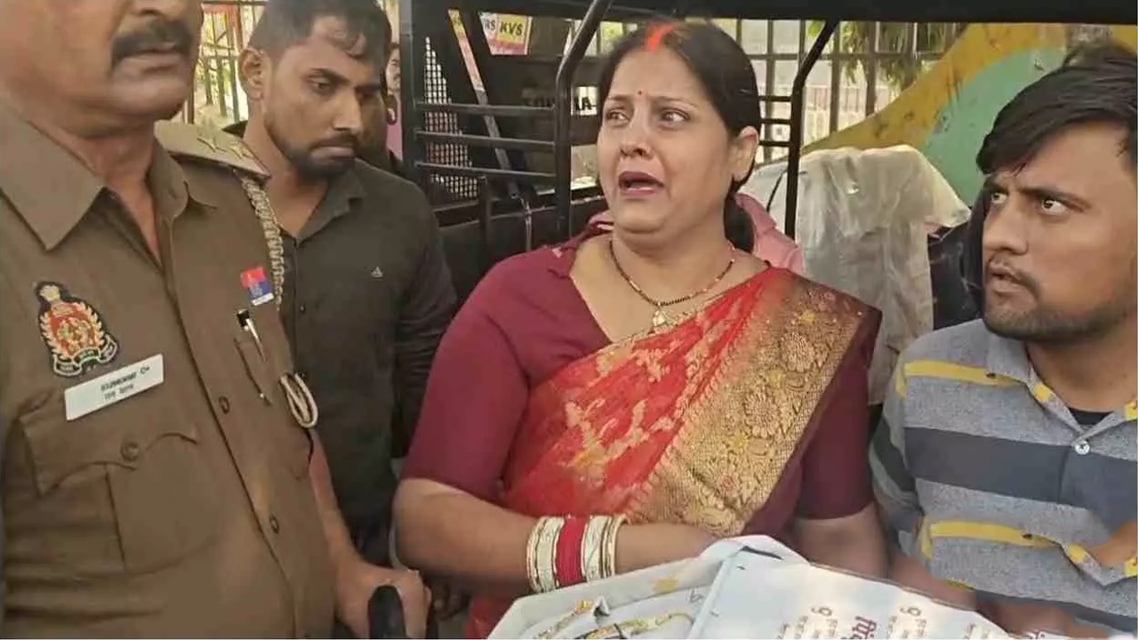 Barabanki News: बस स्टेशन पर टप्पेबाज महिला रंगे हाथों गिरफ्तार, लाखों के जेवरात बरामद Barabanki News: बस स्टेशन पर टप्पेबाज महिला रंगे हाथों गिरफ्तार, लाखों के जेवरात बरामद