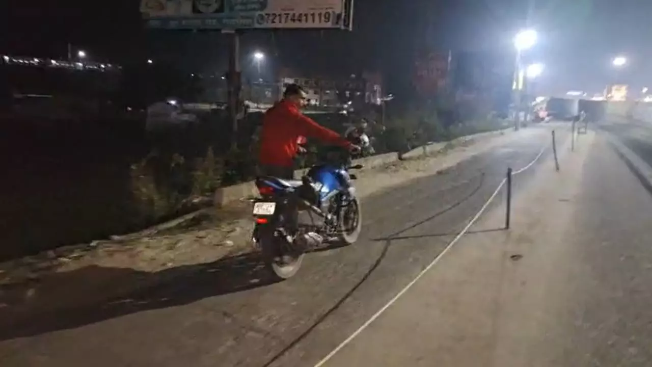 Hapur News: वेंकेटेश्वरा यूनिवर्सिटी के प्रोफेसर गायब, गंगा किनारे बाइक मिलने से फैली सनसनी