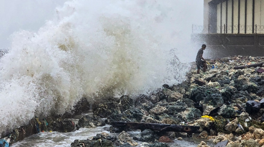 Cyclonic Ditwah: चक्रवात ‘दित्वाह’ से दक्षिण भारत में हाई अलर्ट- तमिलनाडु, पुडुचेरी और आंध्र प्रदेश में तेज़ बारिश– श्रीलंका में 150 से अधिक मौतें