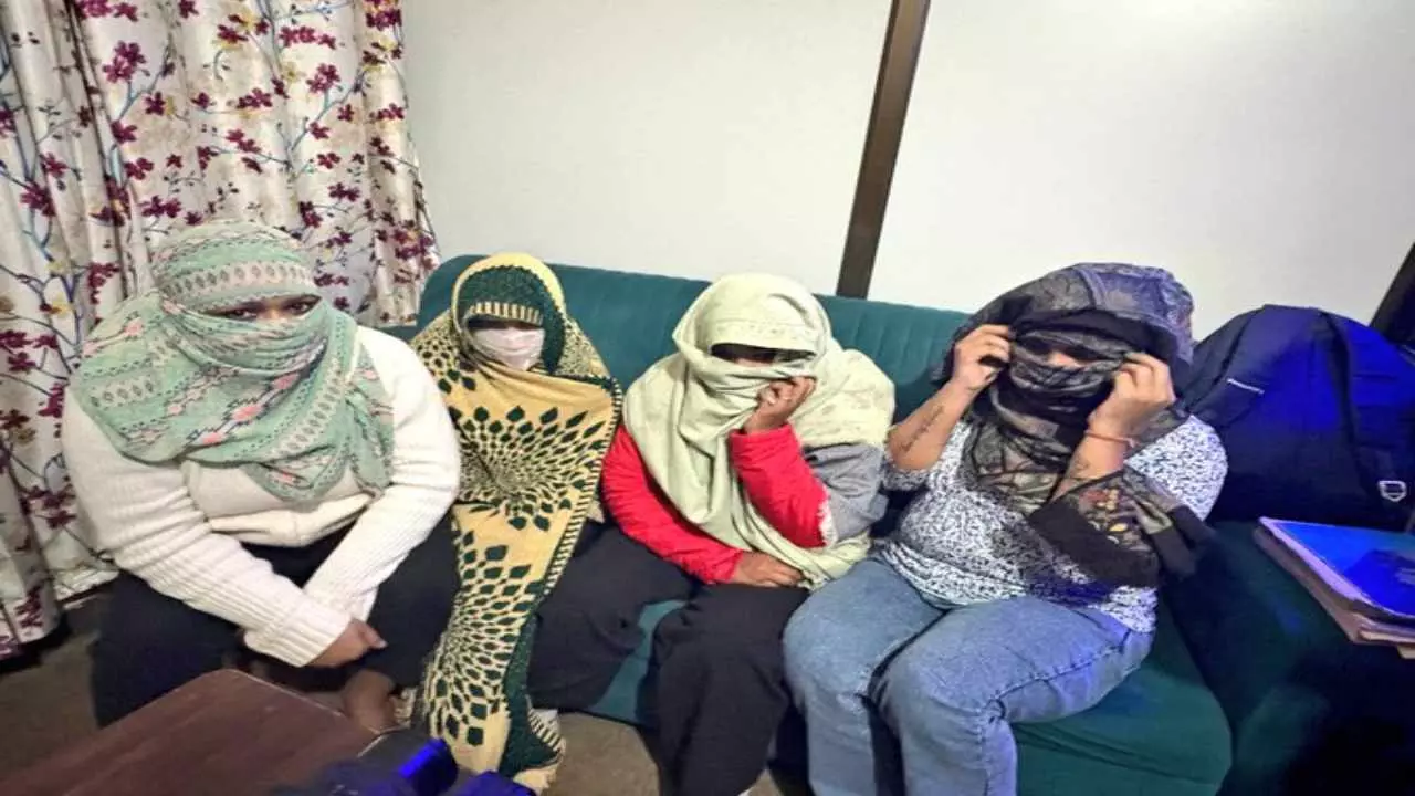 Varanasi News: हाई-प्रोफाइल सेक्स रैकेट का भंडाफोड़- SOG की बड़ी छापेमारी में 9 युवतियों समेत 13 गिरफ्तार Varanasi News: हाई-प्रोफाइल सेक्स रैकेट का भंडाफोड़- SOG की बड़ी छापेमारी में 9 युवतियों समेत 13 गिरफ्तार