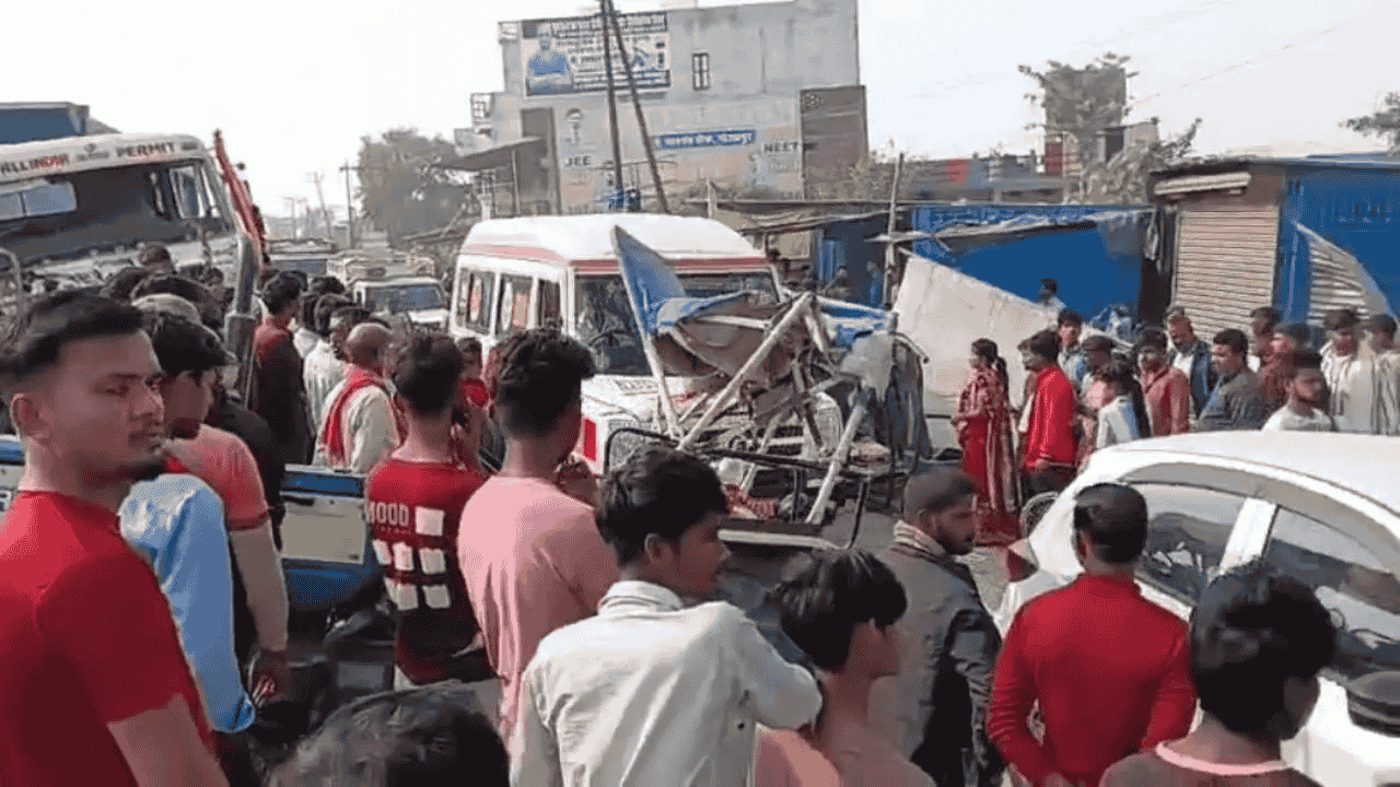 Kushinagar News: NH-28 पर सड़क हादसा- बुजुर्ग को बचाने की कोशिश में अनियंत्रित हुआ ट्रेलर, छह की मौत