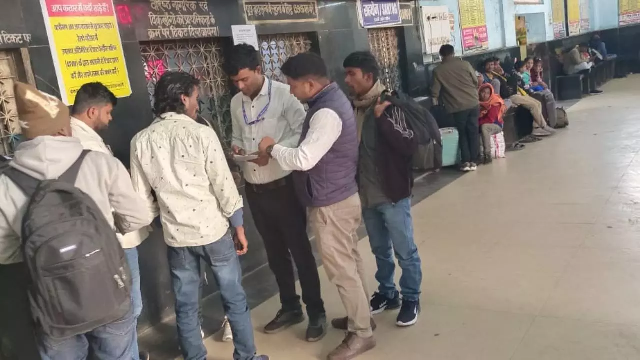Chandauli News: फर्जी अनारक्षित टिकट से सावधान, डीडीयू रेल मंडल ने चलाया जागरूकता अभियान