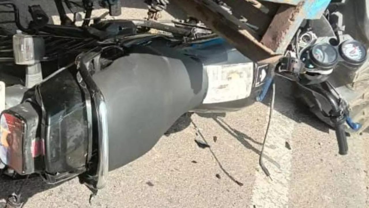 Hapur News: सड़क हादसे में घायल युवक के मामले में एसपी के आदेश पर मुकदमा दर्ज, चौकी पुलिस की लापरवाही उजागर Hapur News: सड़क हादसे में घायल युवक के मामले में एसपी के आदेश पर मुकदमा दर्ज, चौकी पुलिस की लापरवाही उजागर