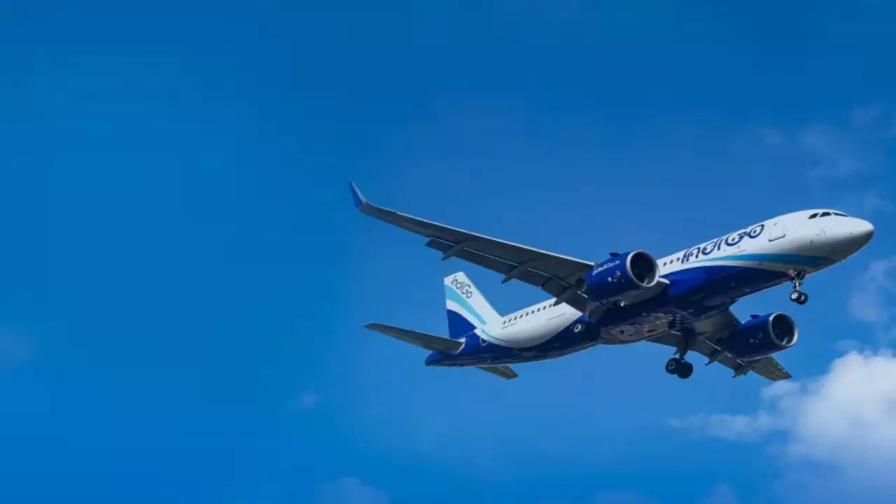 Lucknow News: इंडिगो की 7 सहित 8 उड़ानें रद्द, किराया 10 गुना बढ़ा; यात्रियों में हंगामा