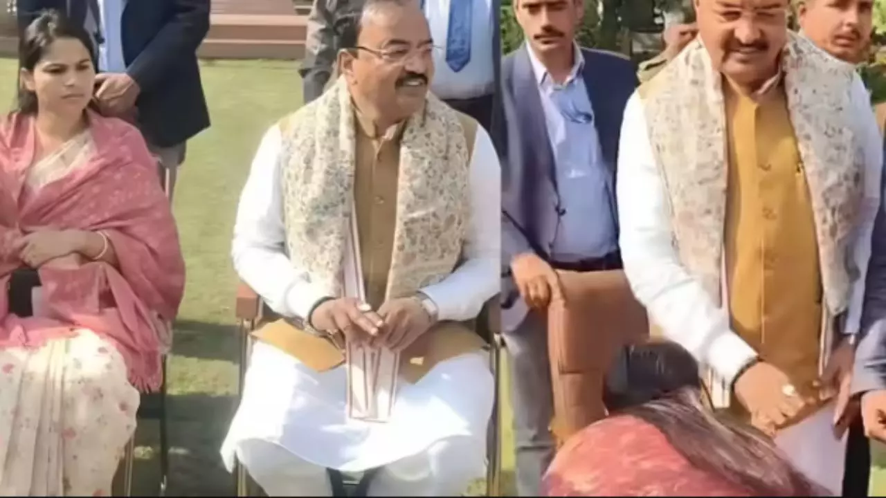 SP MLA Pooja Pal: सपा से निष्कासित विधायक पूजा पाल ने डिप्टी सीएम केशव प्रसाद मौर्य के छुए पैर, बोलीं- “वे मेरे गार्जियन हैं”