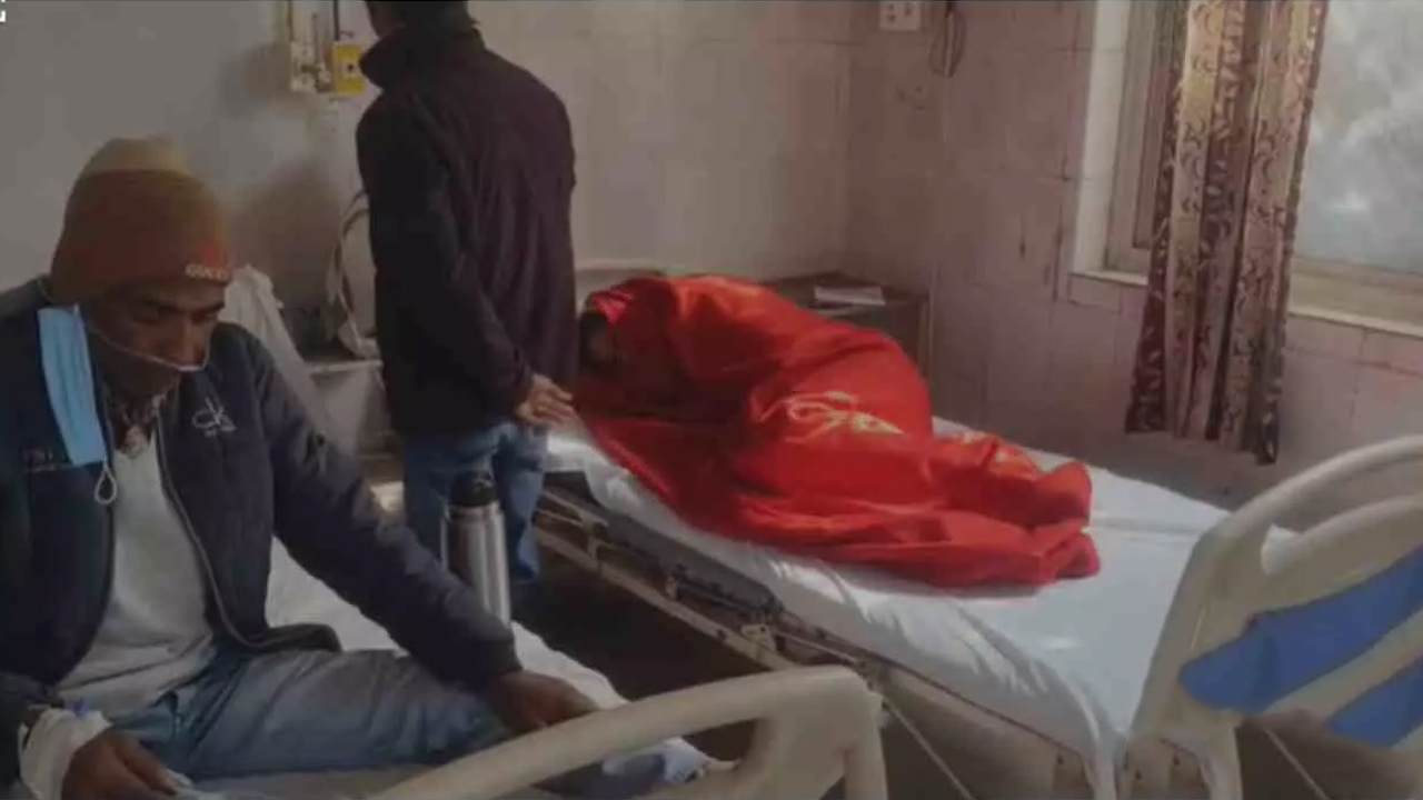 Sultanpur News: ट्रेलर की टक्कर से टूरिस्ट बस पलटी, महिला श्रद्धालु की मौत; कई यात्री गंभीर घायल Sultanpur News: ट्रेलर की टक्कर से टूरिस्ट बस पलटी, महिला श्रद्धालु की मौत; कई यात्री गंभीर घायल