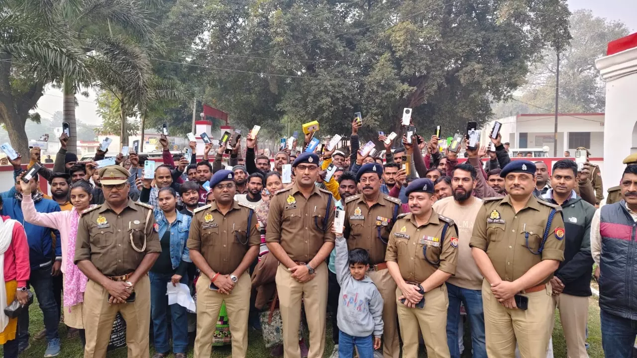 Barabanki News: सर्विलांस सेल और थाना पुलिस की बड़ी कार्रवाई – 30 लाख रुपये के 160 खोए मोबाइल बरामद