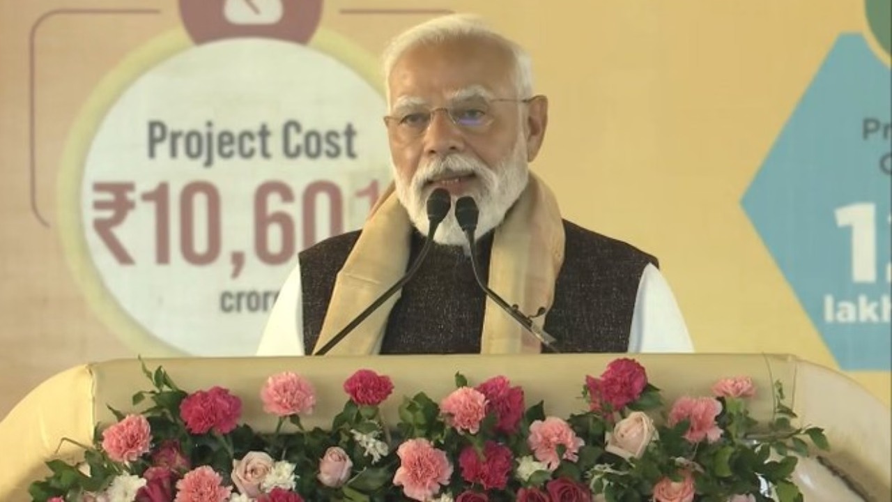 PM मोदी ने 10,601 करोड़ के खाद कारखाने की रखी नींव, बोले—कांग्रेस ने किसानों के हालात बिगाड़े