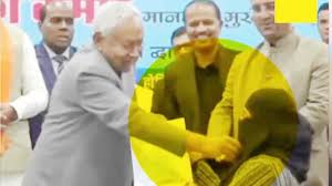 हिजाब खींचने के मामले में सीएम नीतीश कुमार घिरे, विपक्षी दल RJD और कांग्रेस ने किया जोरदार हमला