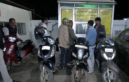 दिल्ली पेट्रोल पंपों पर पीयूसी के लिए लंबी कतारें, वाहन चालक परेशान