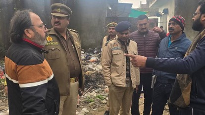 शटर तोड़ ज्वैलर्स की दुकान से एक करोड़ के आभूषण चोरी, महिला समेत तीन संदिग्ध CCTV में कैद