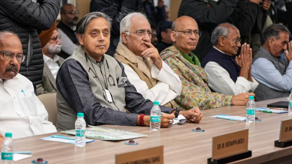 दिग्विजय सिंह के बयान पर कांग्रेस में बंटी राय! पवन खेड़ा ने किया ‘गोडसे’ का जिक्र, शशि थरूर का मिला समर्थन