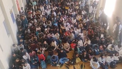 आईजीएमसी में रेजिडेंट डॉक्टर, इंटर्न्स और MBBS छात्रों ने प्रदर्शन कर नारे लगाए