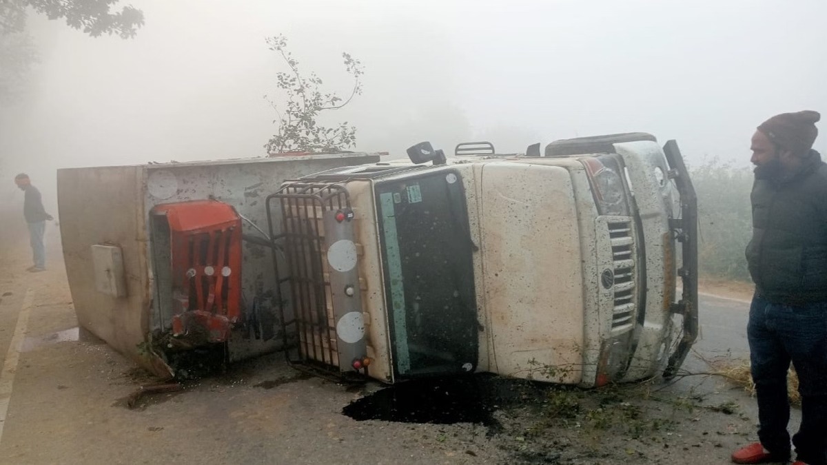 यूपी में घना कोहरा बना काल: आगरा-लखनऊ एक्सप्रेसवे पर 20 वाहन भिड़े, DME-EPE पर 5 हादसे; 5 मौतें
