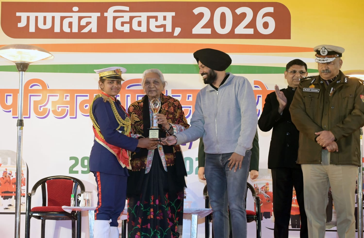 लखनऊ में भव्य बीटिंग द रिट्रीट समारोह, राज्यपाल ने किया प्रतिभागी टुकड़ियों का सम्मान