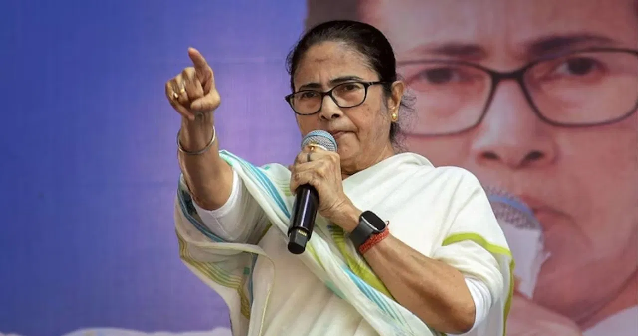 ग्रीन फाइलों में ऐसा कौन सा सच? जिन्हें लेने ED रेड के दौरान ही पहुंच गईं ममता बनर्जी, जानें IPAC से क्या है रिश्ता