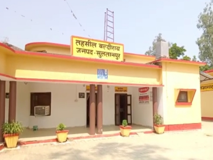 सुल्तानपुर तहसील में लेखपालों पर भ्रष्टाचार के गंभीर आरोप, बिना “चढ़ावा” नहीं हो रहा कोई काम सुल्तानपुर तहसील में लेखपालों पर भ्रष्टाचार के गंभीर आरोप, बिना “चढ़ावा” नहीं हो रहा कोई काम
