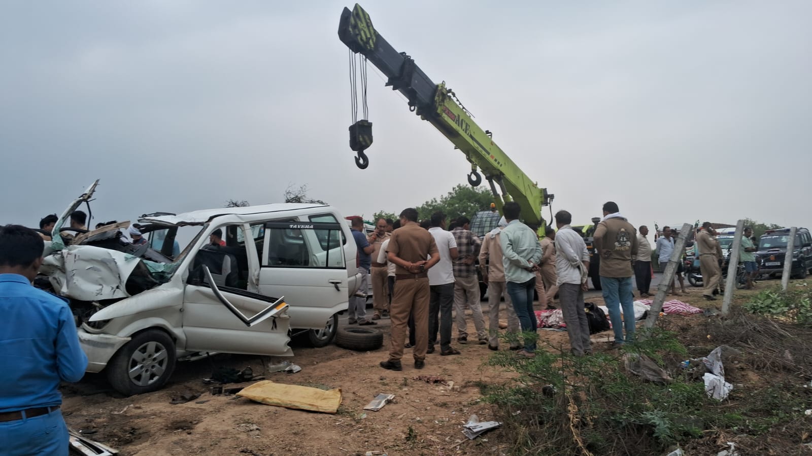 अनियन्त्रित टवेरा ने डम्फर पर पीछे से मारी भीषण टक्कर से 6 तीर्थयात्रियों की मौके पर मौत 4 घायल *घायलों की हालत अत्यन्त गम्भीर अनियन्त्रित टवेरा ने डम्फर पर पीछे से मारी भीषण टक्कर से 6 तीर्थयात्रियों की मौके पर मौत 4 घायल *घायलों की हालत अत्यन्त गम्भीर
