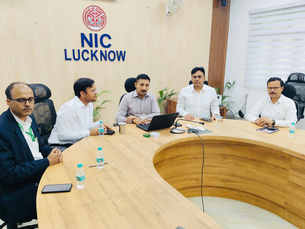 एनआईसी सभागार, लखनऊ में जनगणना–2027 के अंतर्गत स्व-गणना करते जिलाधिकारी लखनऊ। एनआईसी सभागार, लखनऊ में जनगणना–2027 के अंतर्गत स्व-गणना करते जिलाधिकारी लखनऊ।