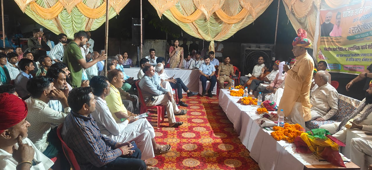 ग्राम रथ अभियान में पहुंचे विधि मंत्री जोगाराम पटेल, ग्रामीणों की सुनी समस्याएं ग्राम रथ अभियान में पहुंचे विधि मंत्री जोगाराम पटेल, ग्रामीणों की सुनी समस्याएं