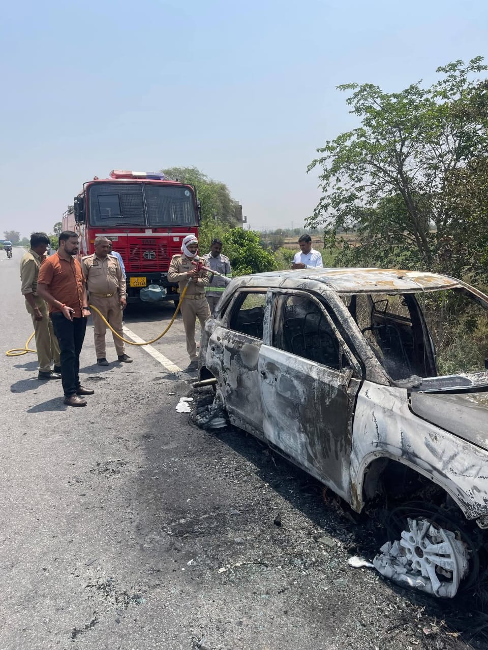 उरई-ऐट टोल के पास चलती Brezza कार बनी आग का गोला, 3 साल की बच्ची समेत 5 लोगों ने कूदकर बचाई जान उरई-ऐट टोल के पास चलती Brezza कार बनी आग का गोला, 3 साल की बच्ची समेत 5 लोगों ने कूदकर बचाई जान