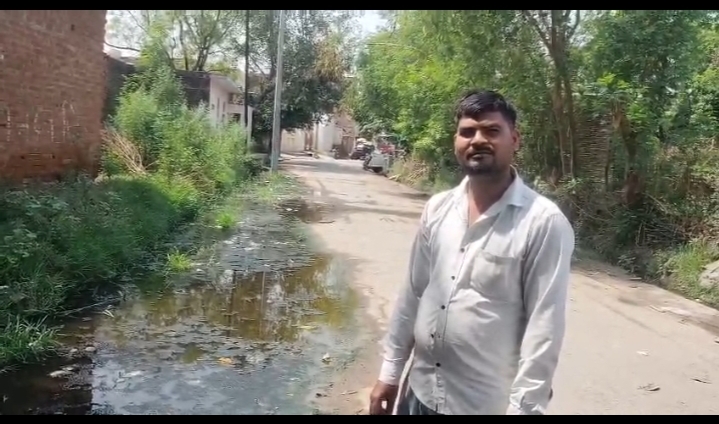 चोक नाले, बजबजाती गलियां और जलभराव से संक्रमण का खतरा बढ़ा। चोक नाले, बजबजाती गलियां और जलभराव से संक्रमण का खतरा बढ़ा।
