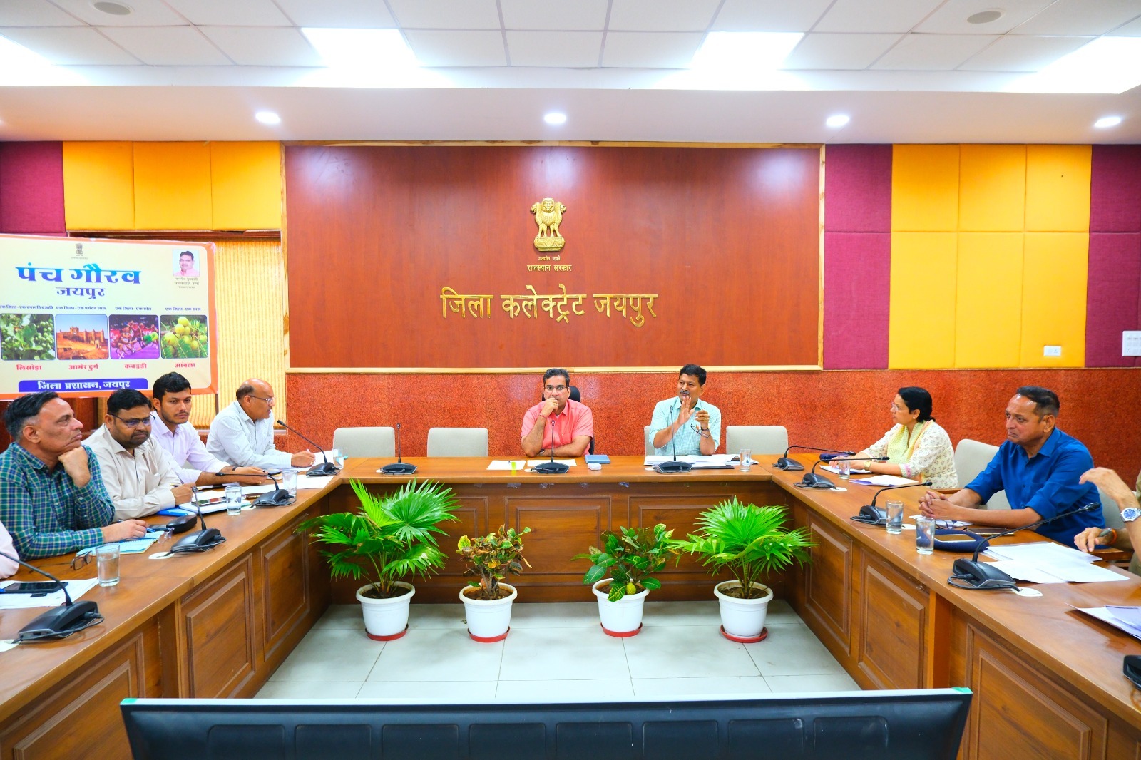 जयपुर में सड़क सुरक्षा को लेकर बड़ा मंथन, दुर्घटनाएं रोकने के लिए जिला प्रशासन ने बनाई नई रणनीति जयपुर में सड़क सुरक्षा को लेकर बड़ा मंथन, दुर्घटनाएं रोकने के लिए जिला प्रशासन ने बनाई नई रणनीति