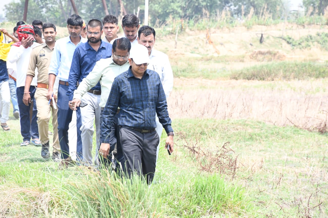 सिद्धार्थनगर में डीएम का निरीक्षण, ग्रामीणों को आवागमन सुविधा देने के निर्देश सिद्धार्थनगर में डीएम का निरीक्षण, ग्रामीणों को आवागमन सुविधा देने के निर्देश