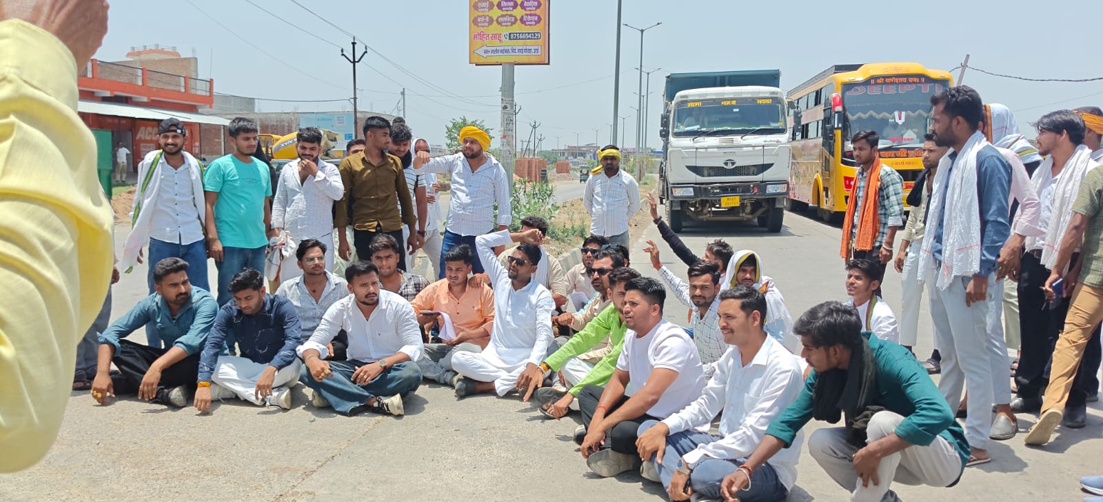 उरई के मवई रोड पर पाल समाज का प्रदर्शन, प्रतीक्षालय और ठंडे पानी की व्यवस्था की मांग उरई के मवई रोड पर पाल समाज का प्रदर्शन, प्रतीक्षालय और ठंडे पानी की व्यवस्था की मांग