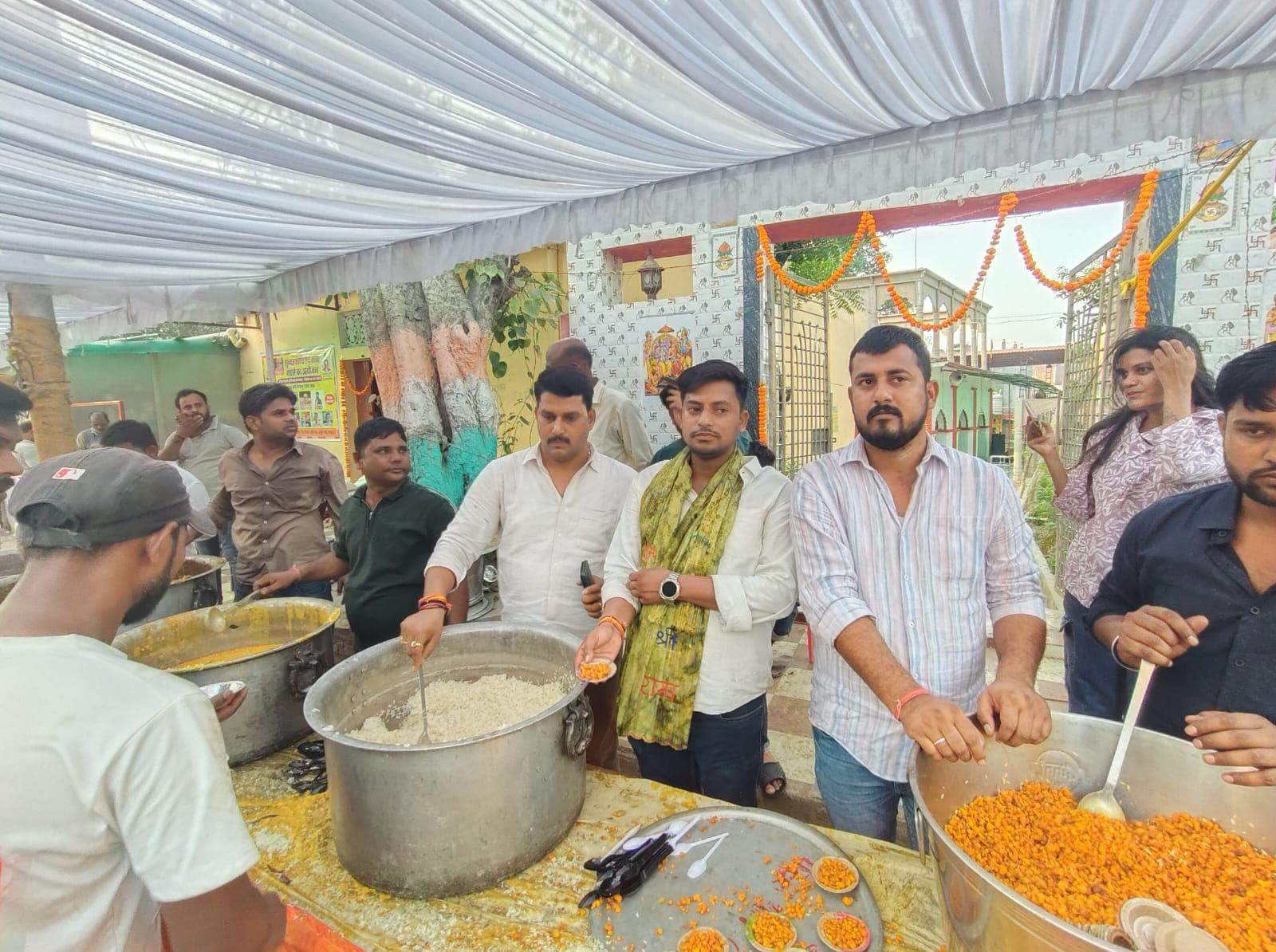 भीषण गर्मी में अहमामऊ चौराहा हुआ भंडारामय, हजारों श्रद्धालुओं ने ग्रहण किया प्रसाद भीषण गर्मी में अहमामऊ चौराहा हुआ भंडारामय, हजारों श्रद्धालुओं ने ग्रहण किया प्रसाद