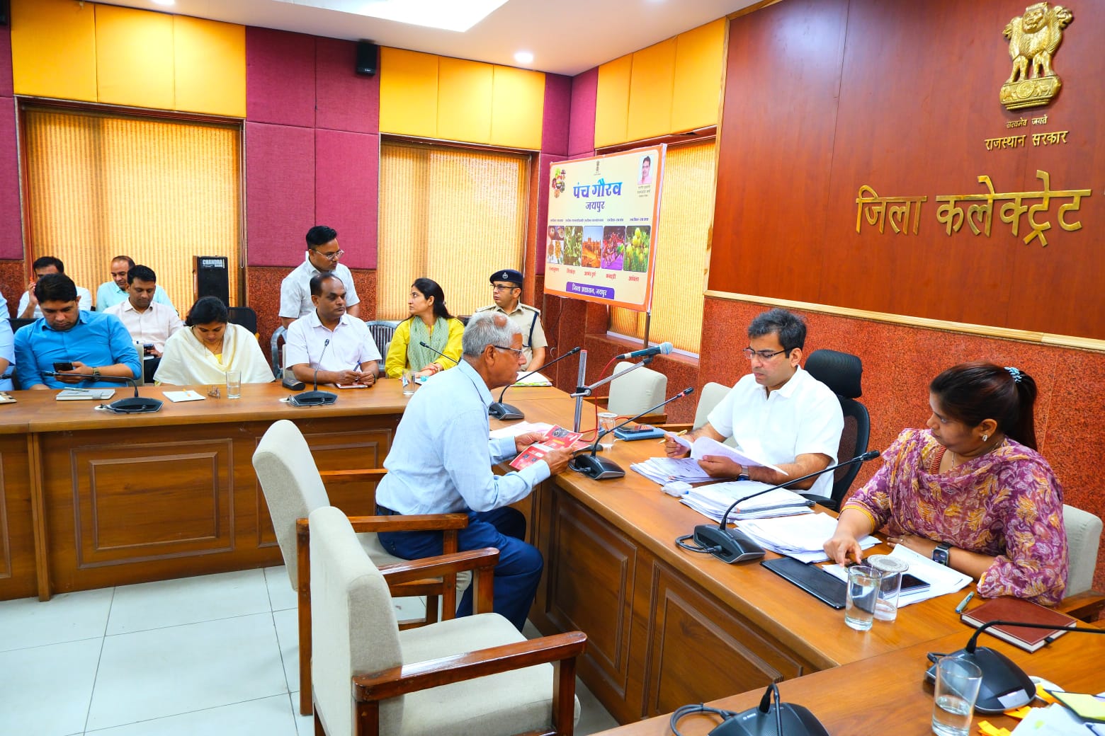 जयपुर जनसुनवाई में पहुंचे 114 मामले, जिला कलक्टर संदेश नायक ने दिए त्वरित निस्तारण के निर्देश जयपुर जनसुनवाई में पहुंचे 114 मामले, जिला कलक्टर संदेश नायक ने दिए त्वरित निस्तारण के निर्देश