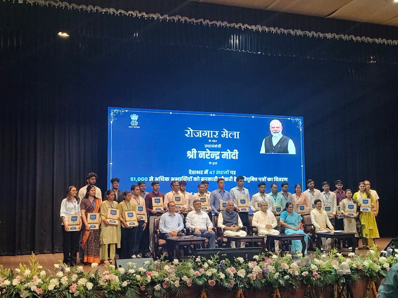 51 हजार युवाओं को नियुक्ति पत्र, जयपुर में 420 अभ्यर्थियों को मिला रोजगार का अवसर 51 हजार युवाओं को नियुक्ति पत्र, जयपुर में 420 अभ्यर्थियों को मिला रोजगार का अवसर