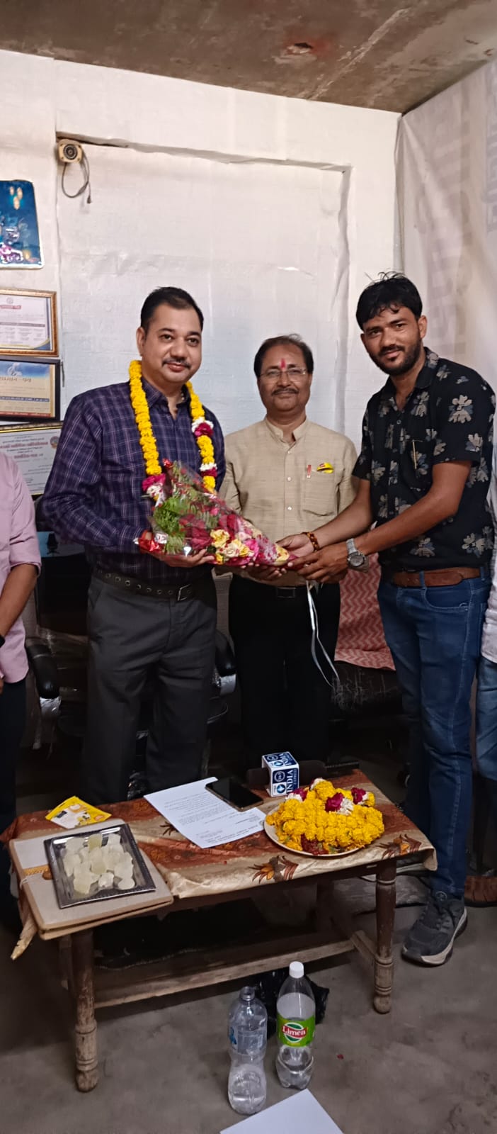 ग्रामीण पत्रकारों के हक की लड़ाई लड़ने वाले बाबू बालेश्वर लाल जी को पत्रकारों ने किया नमन ग्रामीण पत्रकारों के हक की लड़ाई लड़ने वाले बाबू बालेश्वर लाल जी को पत्रकारों ने किया नमन