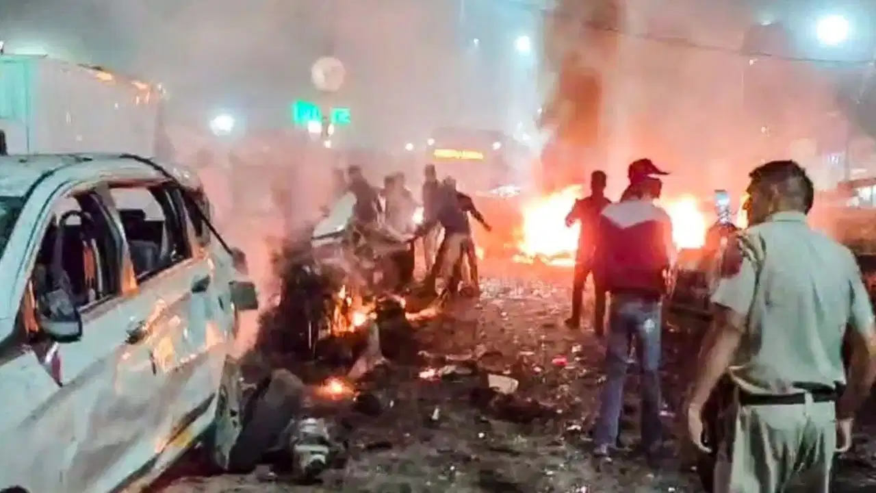 लाल किला धमाका केस में NIA की बड़ी कार्रवाई, 6 महीने की जांच के बाद दाखिल की 7500 पन्नों की चार्जशीट लाल किला धमाका केस में NIA की बड़ी कार्रवाई, 6 महीने की जांच के बाद दाखिल की 7500 पन्नों की चार्जशीट