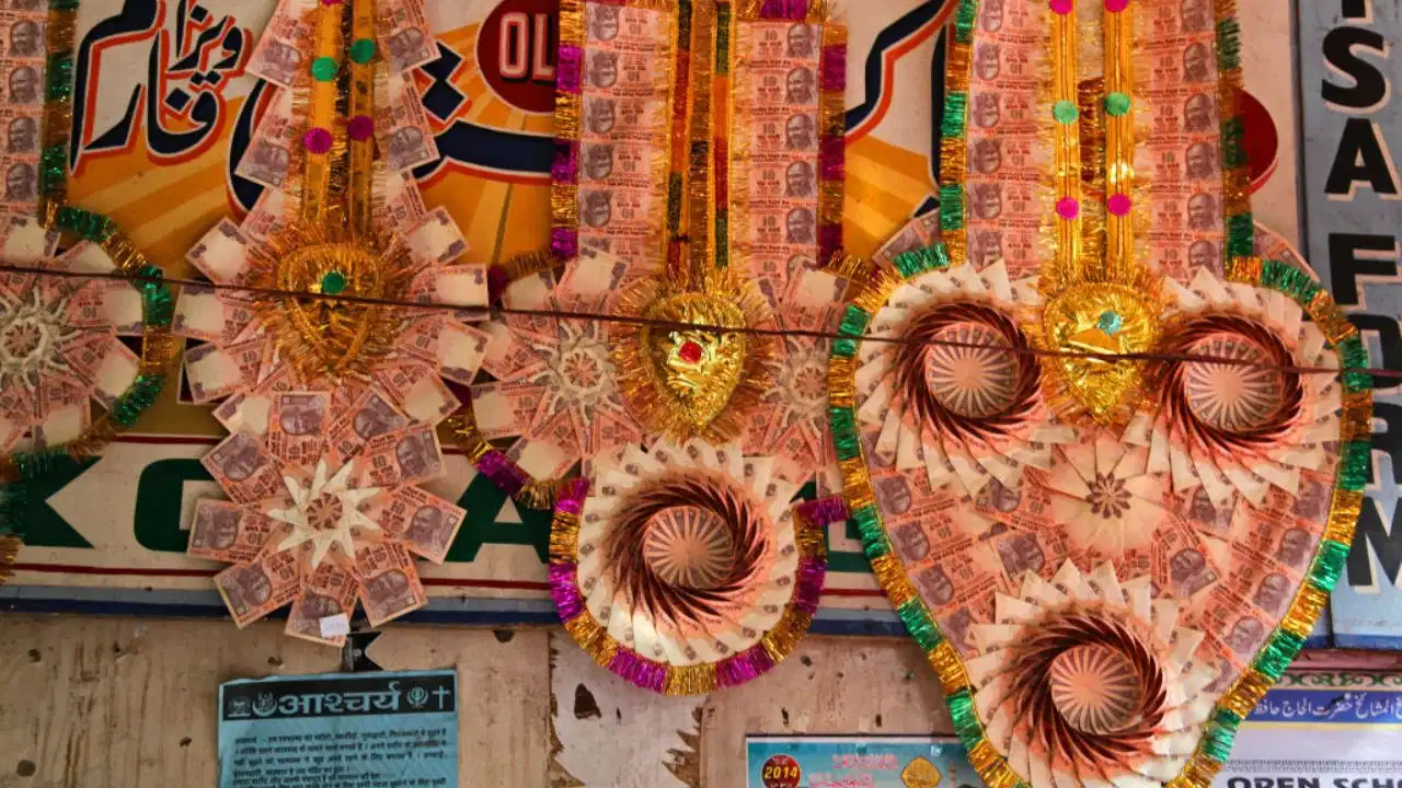 दूल्हे की नोटों वाली माला पर सख्ती! अब पुलिस पूछ सकती है पैसों का हिसाब दूल्हे की नोटों वाली माला पर सख्ती! अब पुलिस पूछ सकती है पैसों का हिसाब