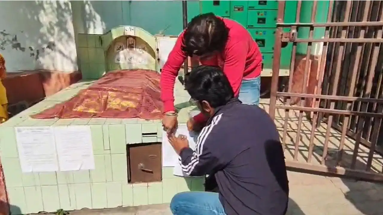 KGMU परिसर से हटेंगी 6 मजारें, प्रशासन ने बताया ‘लावारिस’ KGMU परिसर से हटेंगी 6 मजारें, प्रशासन ने बताया ‘लावारिस’