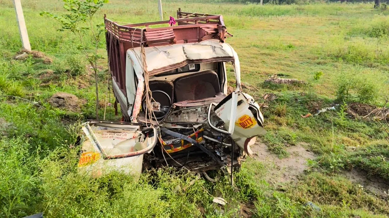 छपरा में दर्दनाक सड़क हादसा, ऑर्केस्ट्रा वाहन ट्रक से टकराया; 3 की मौत छपरा में दर्दनाक सड़क हादसा, ऑर्केस्ट्रा वाहन ट्रक से टकराया; 3 की मौत