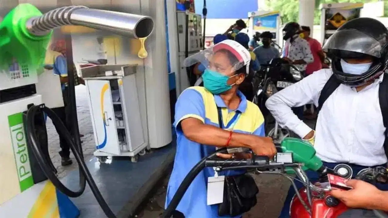 महंगाई का डबल झटका! पेट्रोल-डीजल महंगा, ट्रांसपोर्ट खर्च भी बढ़ा महंगाई का डबल झटका! पेट्रोल-डीजल महंगा, ट्रांसपोर्ट खर्च भी बढ़ा