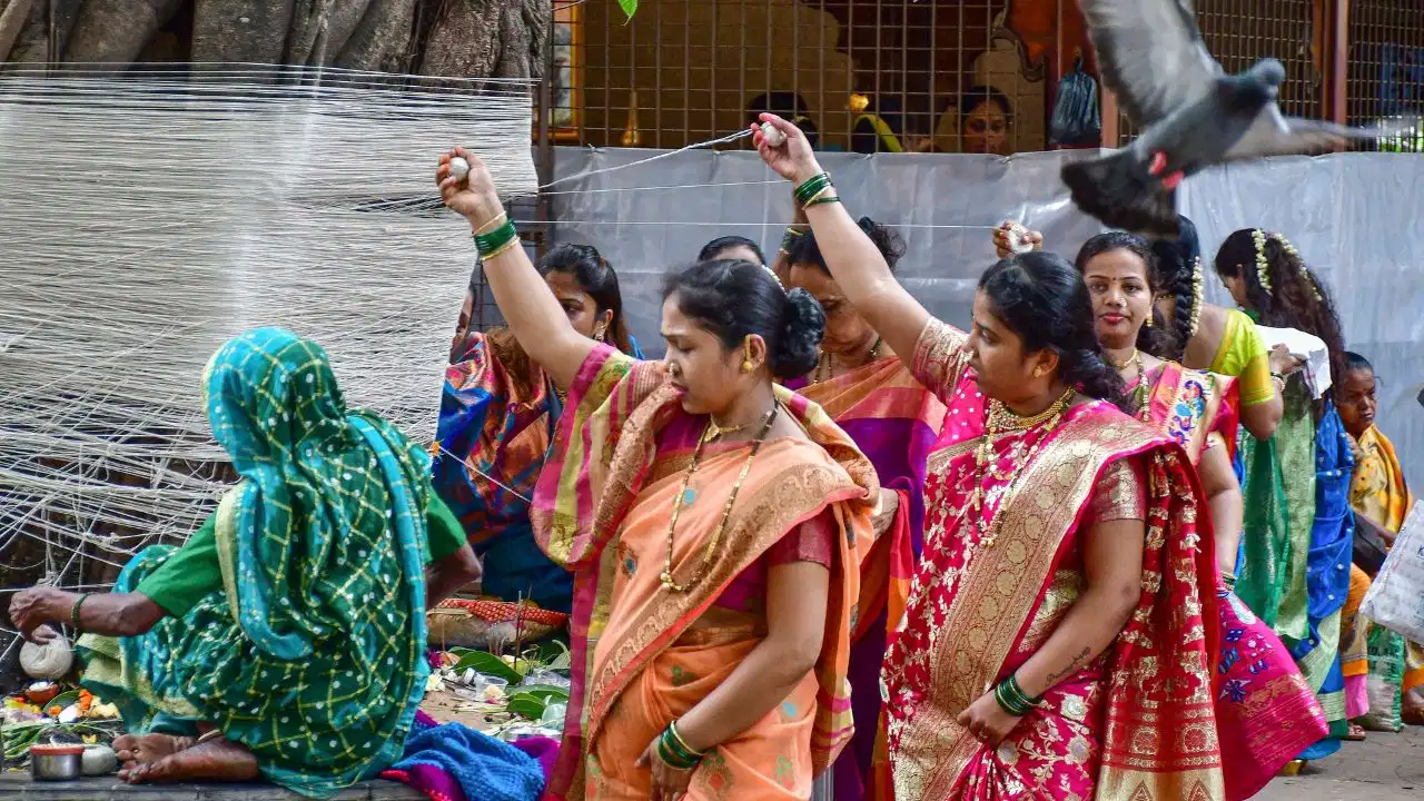 Vat Savitri Vrat 2026: वट सावित्री पूजा में करें इन मंत्रों का जाप, जानें व्रत के दौरान क्या खाना माना जाता है शुभ Vat Savitri Vrat 2026: वट सावित्री पूजा में करें इन मंत्रों का जाप, जानें व्रत के दौरान क्या खाना माना जाता है शुभ