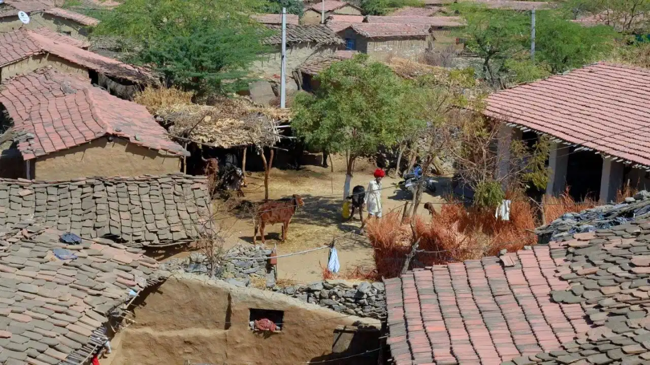 राजस्थान का अनोखा गांव: करोड़ों की संपत्ति, लेकिन मिट्टी के घरों से जुड़ी पहचान राजस्थान का अनोखा गांव: करोड़ों की संपत्ति, लेकिन मिट्टी के घरों से जुड़ी पहचान
