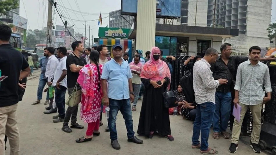 बांग्लादेशी नागरिकों के रुख में बदलाव पर चर्चा, वीजा प्रक्रियाओं को लेकर बढ़ी भीड़ बांग्लादेशी नागरिकों के रुख में बदलाव पर चर्चा, वीजा प्रक्रियाओं को लेकर बढ़ी भीड़