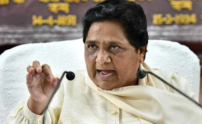 ब्राह्मण वोट बैंक पर मायावती का बड़ा दांव, बोलीं- BSP ही दिलाएगी सम्मान; अखिलेश पर भी साधा निशाना ब्राह्मण वोट बैंक पर मायावती का बड़ा दांव, बोलीं- BSP ही दिलाएगी सम्मान; अखिलेश पर भी साधा निशाना